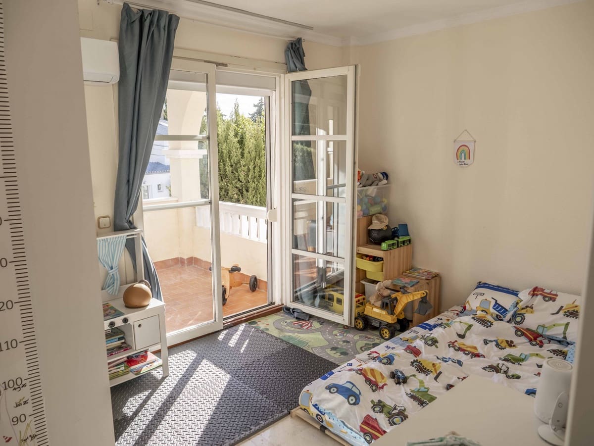 3 soveværelse Lejlighed til salg i El Paraiso med swimmingpool - € 347.000 (Ref: 9551961)