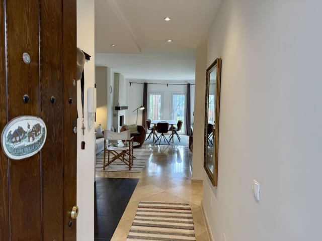 Apartamento de 3 habitaciones en Puerto Banus, Marbella en venta con piscina - 499.000 € (Ref: 9551963)