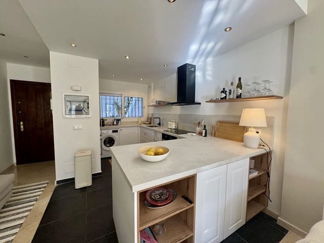 Apartamento de 3 habitaciones en Puerto Banus, Marbella en venta con piscina - 499.000 € (Ref: 9551963)