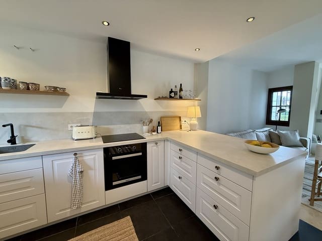 Apartamento de 3 habitaciones en Puerto Banus, Marbella en venta con piscina - 499.000 € (Ref: 9551963)