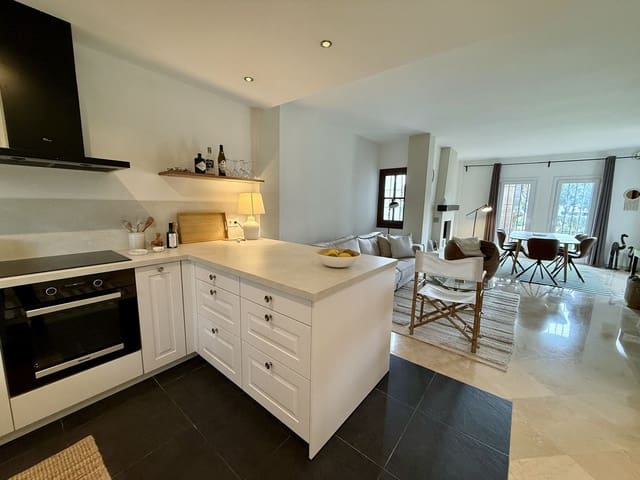 Apartamento de 3 habitaciones en Puerto Banus, Marbella en venta con piscina - 499.000 € (Ref: 9551963)