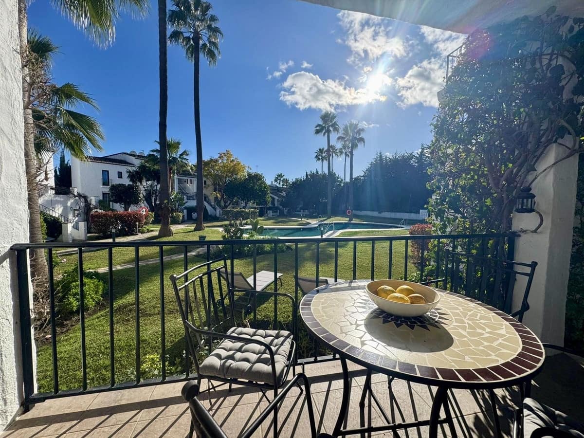 Apartamento de 3 habitaciones en Nueva Andalucia en venta con piscina - 499.000 € (Ref: 9551963)