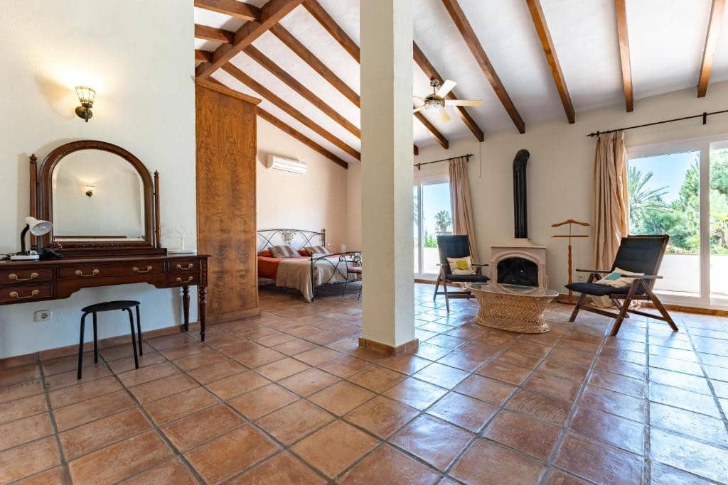 5 slaapkamer Villa te koop in Marbesa met zwembad - € 1.300.000 (Ref: 9556136)