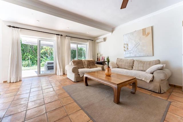 5 slaapkamer Villa te koop in Marbesa, Marbella met zwembad - € 1.300.000 (Ref: 9556136)