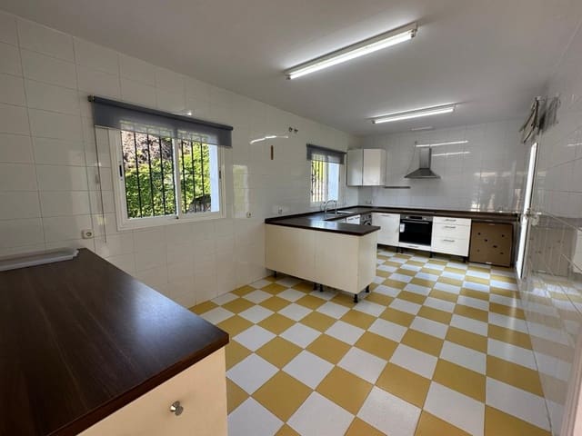 Chalet de 5 habitaciones en Puerto Banus, Marbella en venta con piscina - 1.575.000 € (Ref: 9556138)