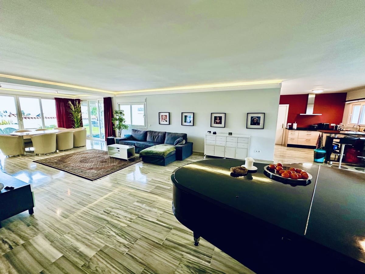 3 slaapkamer Villa te koop in San Pedro de Alcantara met zwembad - € 1.350.000 (Ref: 9556140)