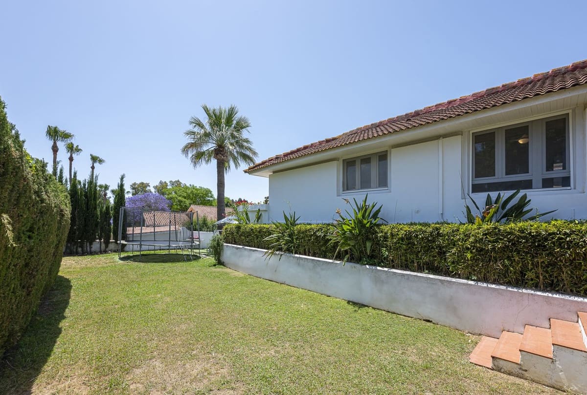 5 soveværelse Villa til salg i Sotogrande med swimmingpool - € 1.185.000 (Ref: 9558024)