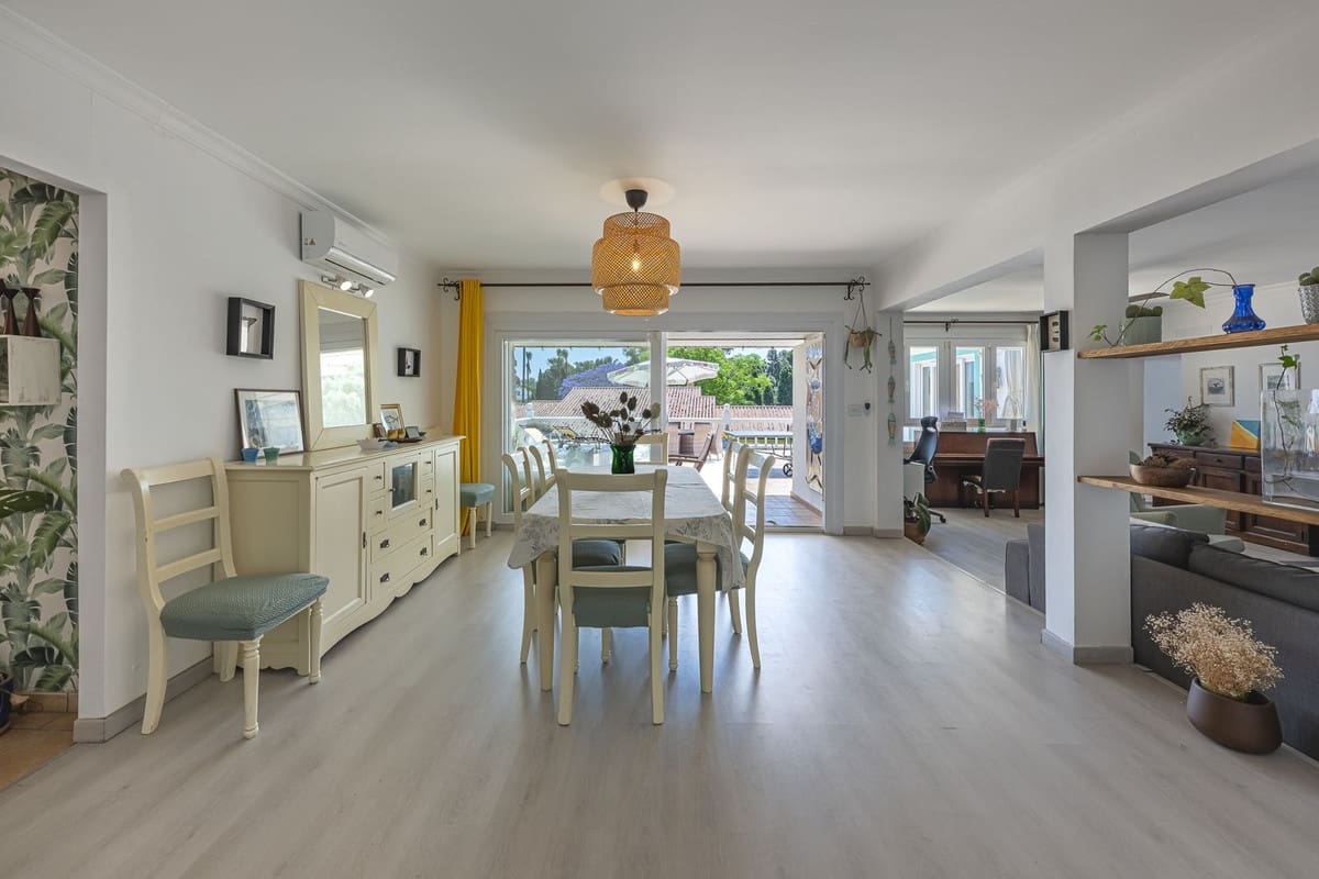 5 bedroom Villa for sale in Sotogrande with pool - € 1,185,000 (Ref: 9558024)