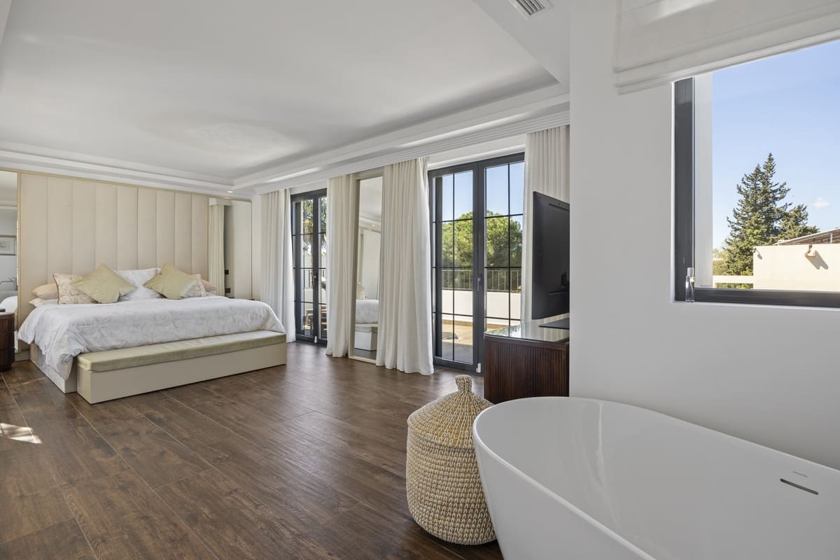 5 bedroom Villa for sale in Guadalmina with pool - € 1,795,000 (Ref: 9558025)