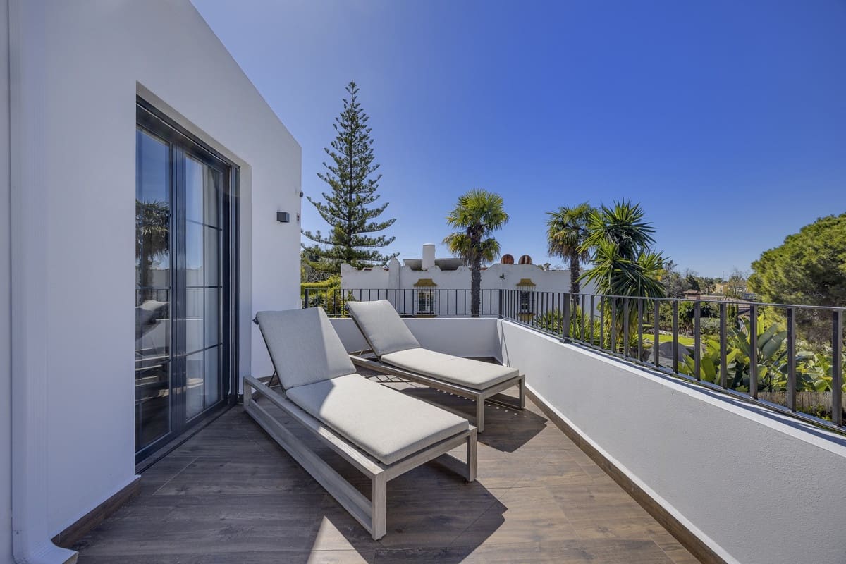 5 bedroom Villa for sale in Guadalmina with pool - € 1,795,000 (Ref: 9558025)