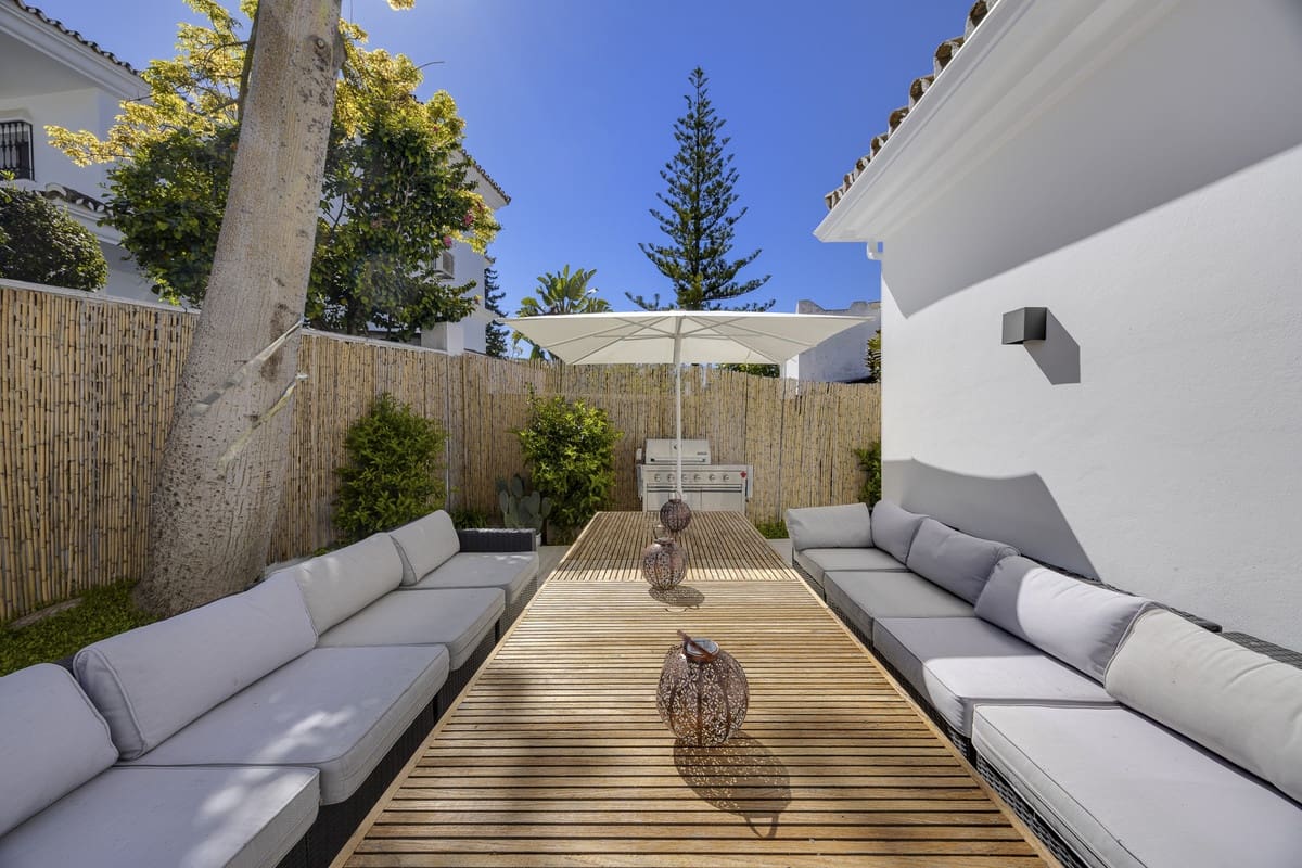 5 bedroom Villa for sale in Guadalmina with pool - € 1,795,000 (Ref: 9558025)