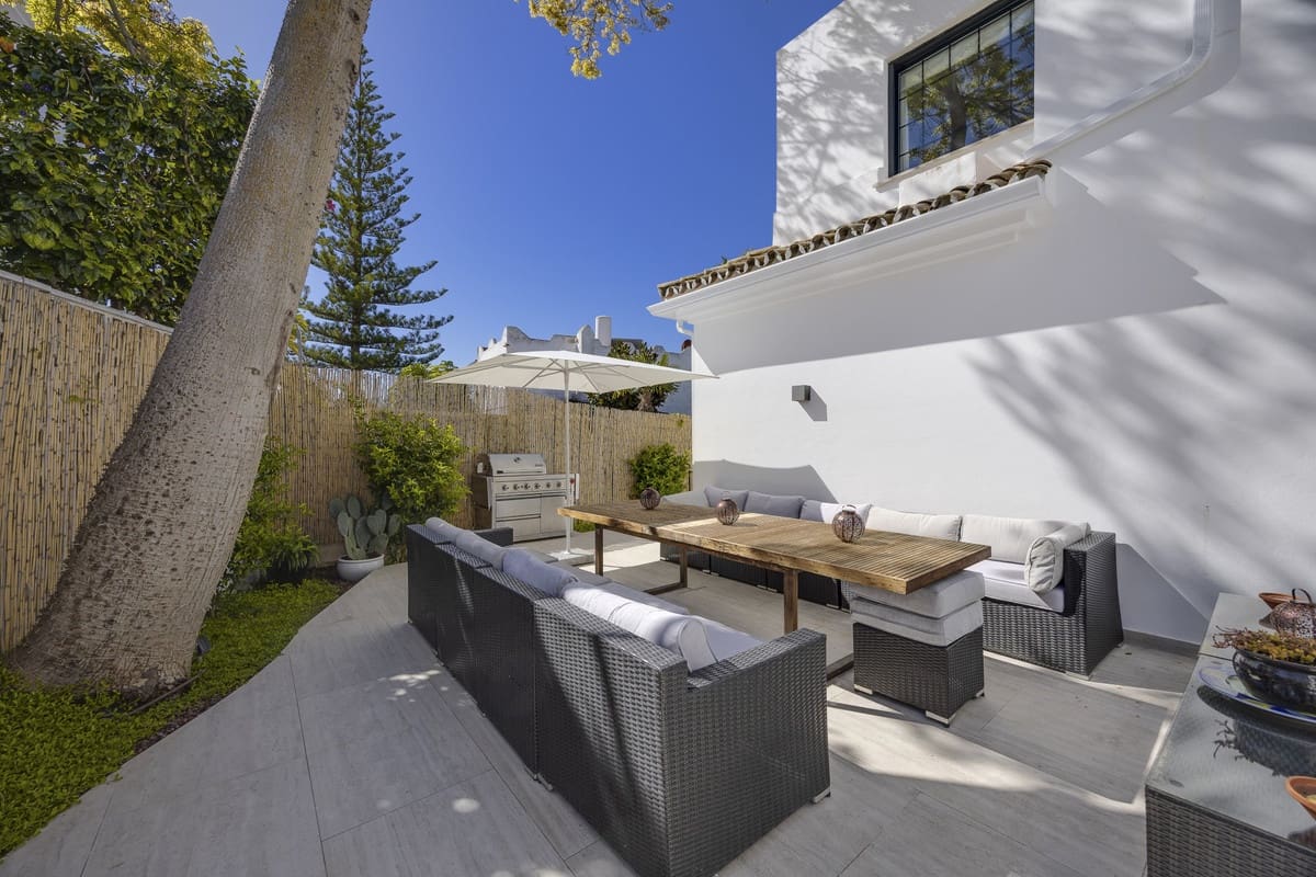 5 bedroom Villa for sale in Guadalmina with pool - € 1,795,000 (Ref: 9558025)