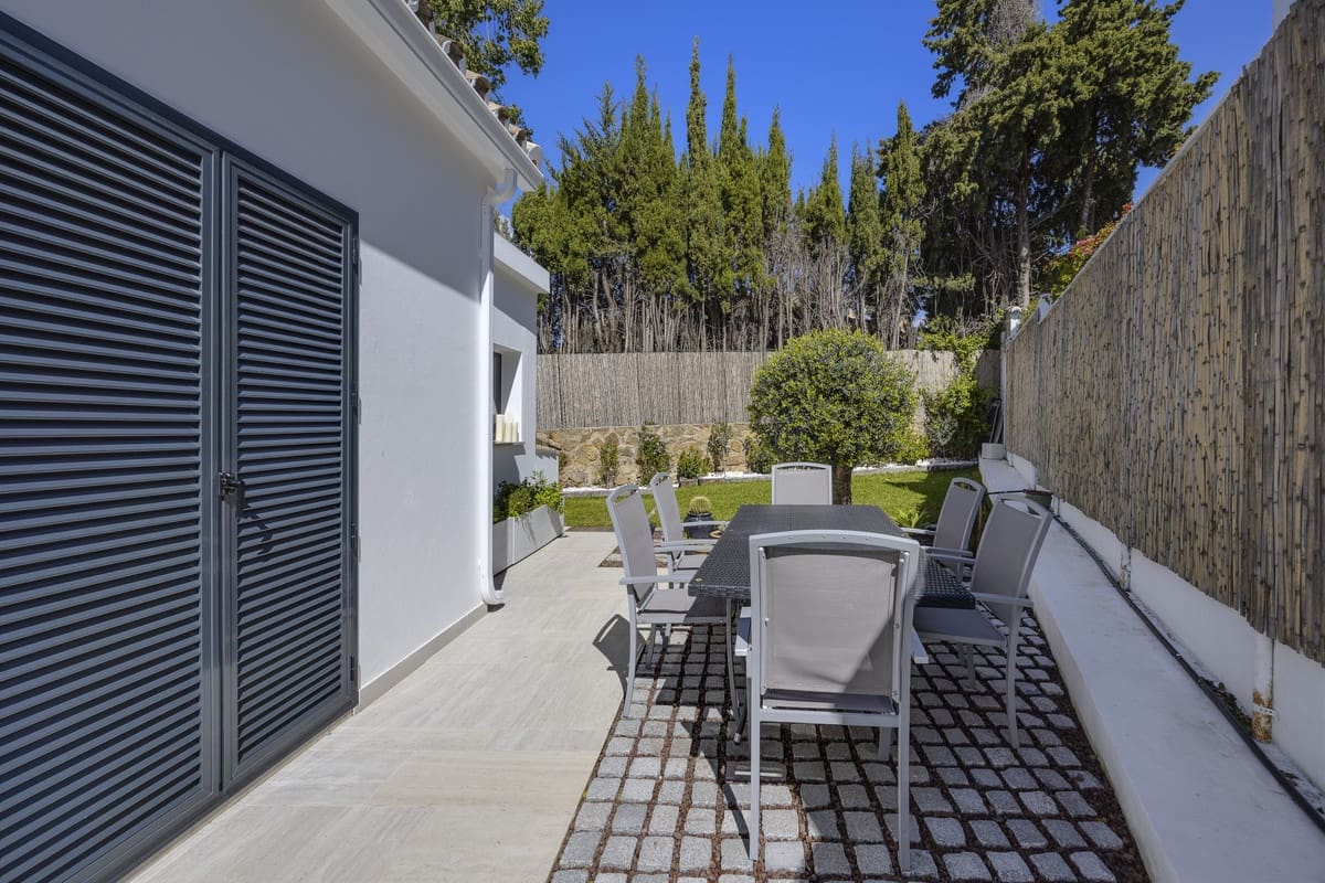 5 bedroom Villa for sale in Guadalmina with pool - € 1,795,000 (Ref: 9558025)