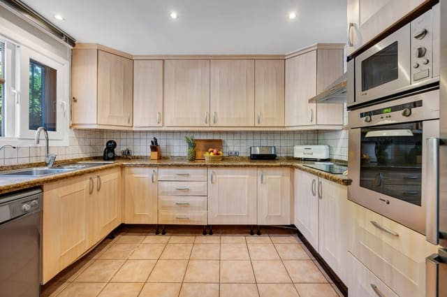 4 camera da letto Casa in vendita in El Rosario, Marbella con piscina - 879.000 € (Rif: 9558026)