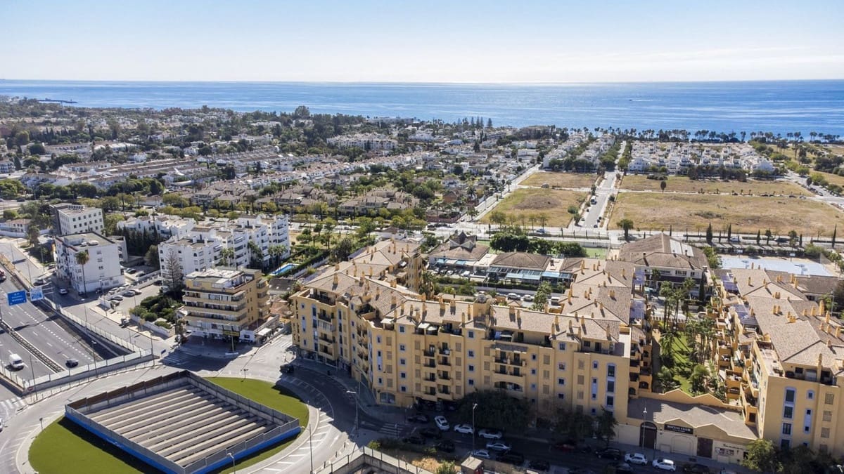 2 bedroom Apartment for sale in San Pedro de Alcantara with pool - € 470,000 (Ref: 9569108)