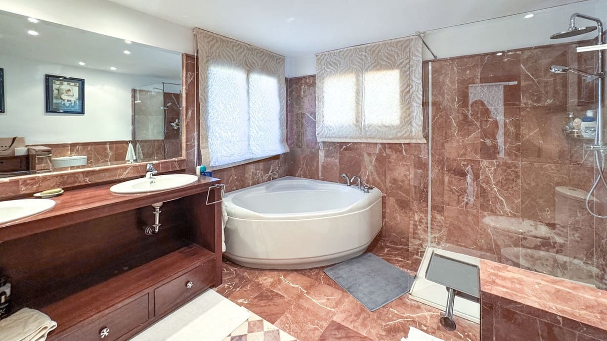 3 bedroom Apartment for sale in Estepona with pool - € 750,000 (Ref: 9569109)