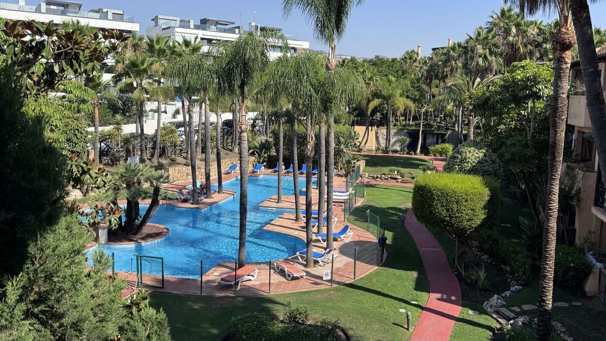 3 bedroom Apartment for sale in Estepona with pool - € 750,000 (Ref: 9569109)