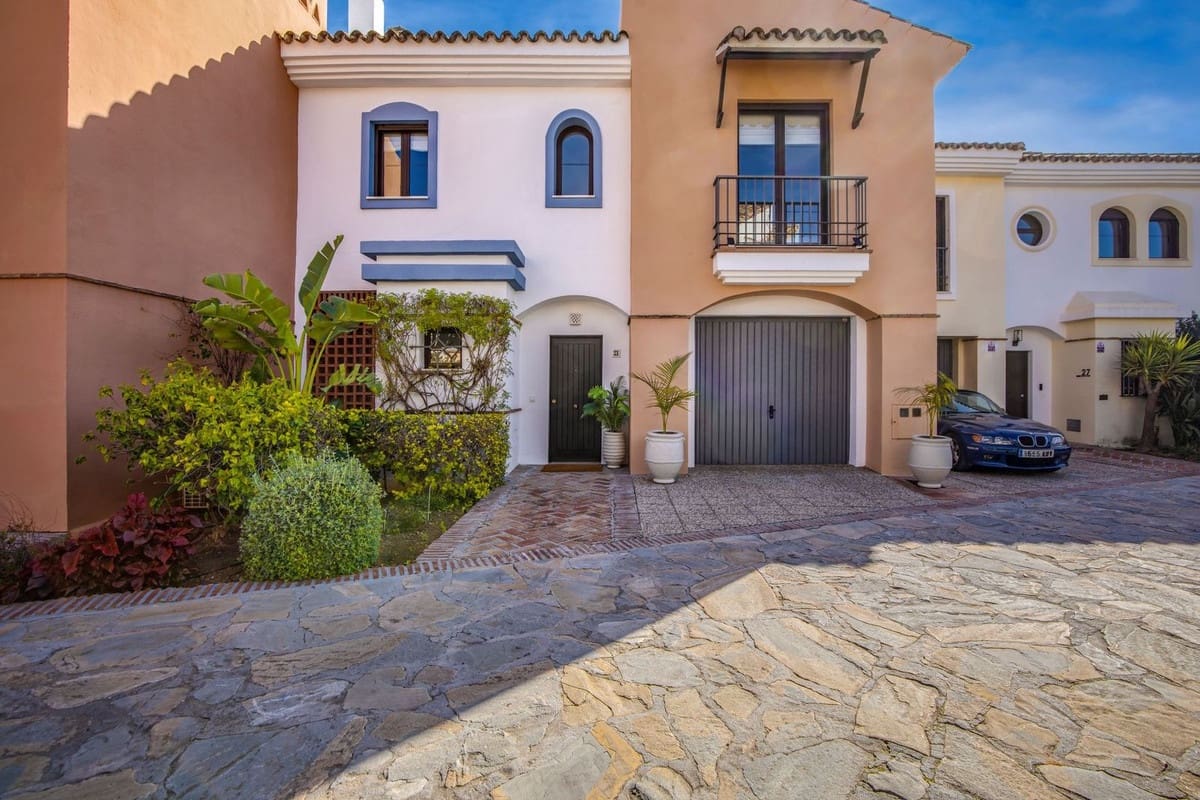 4 bedroom Townhouse for sale in Los Arqueros with pool - € 1,050,000 (Ref: 9583119)