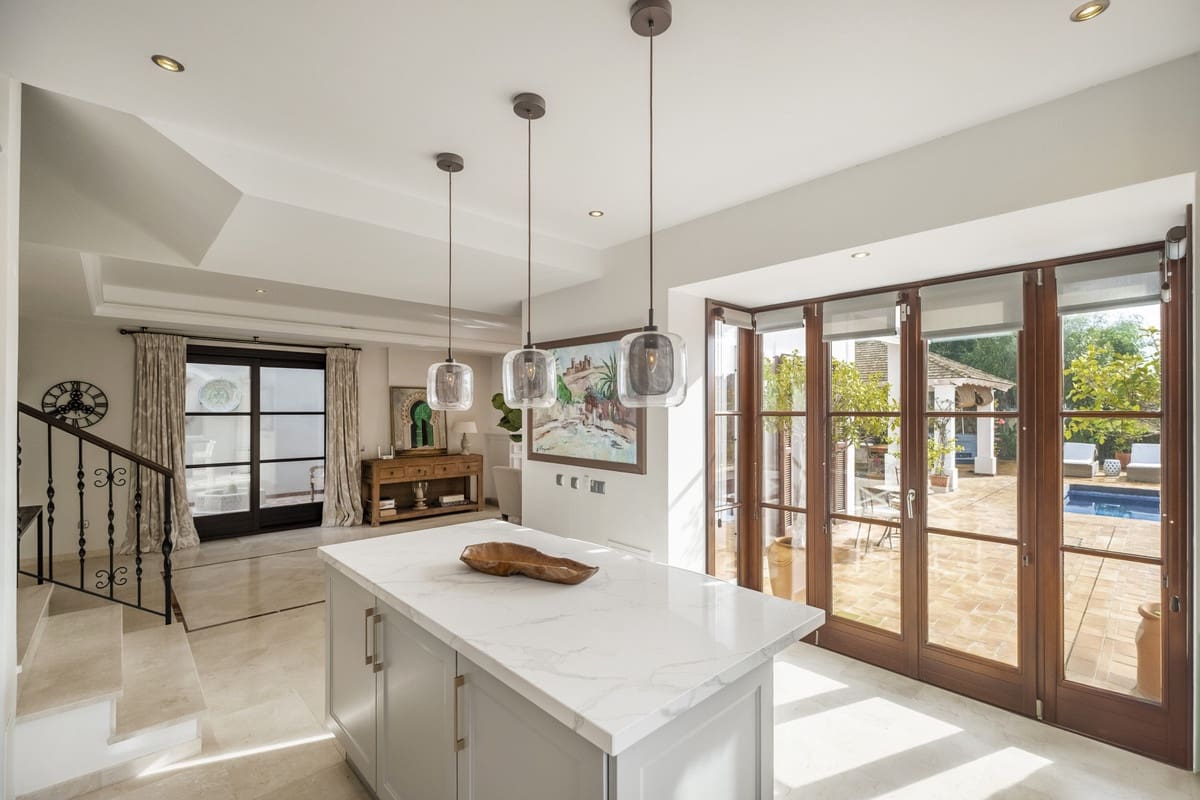 6 bedroom Villa for sale in El Madronal with pool - € 3,499,000 (Ref: 9583126)