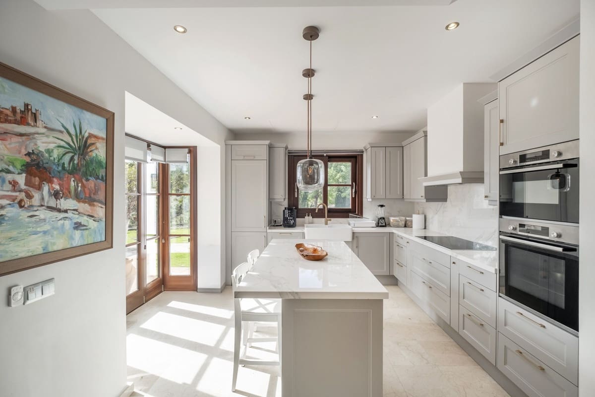 6 bedroom Villa for sale in El Madronal with pool - € 3,499,000 (Ref: 9583126)