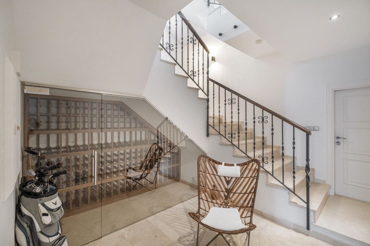 6 bedroom Villa for sale in El Madronal with pool - € 3,499,000 (Ref: 9583126)