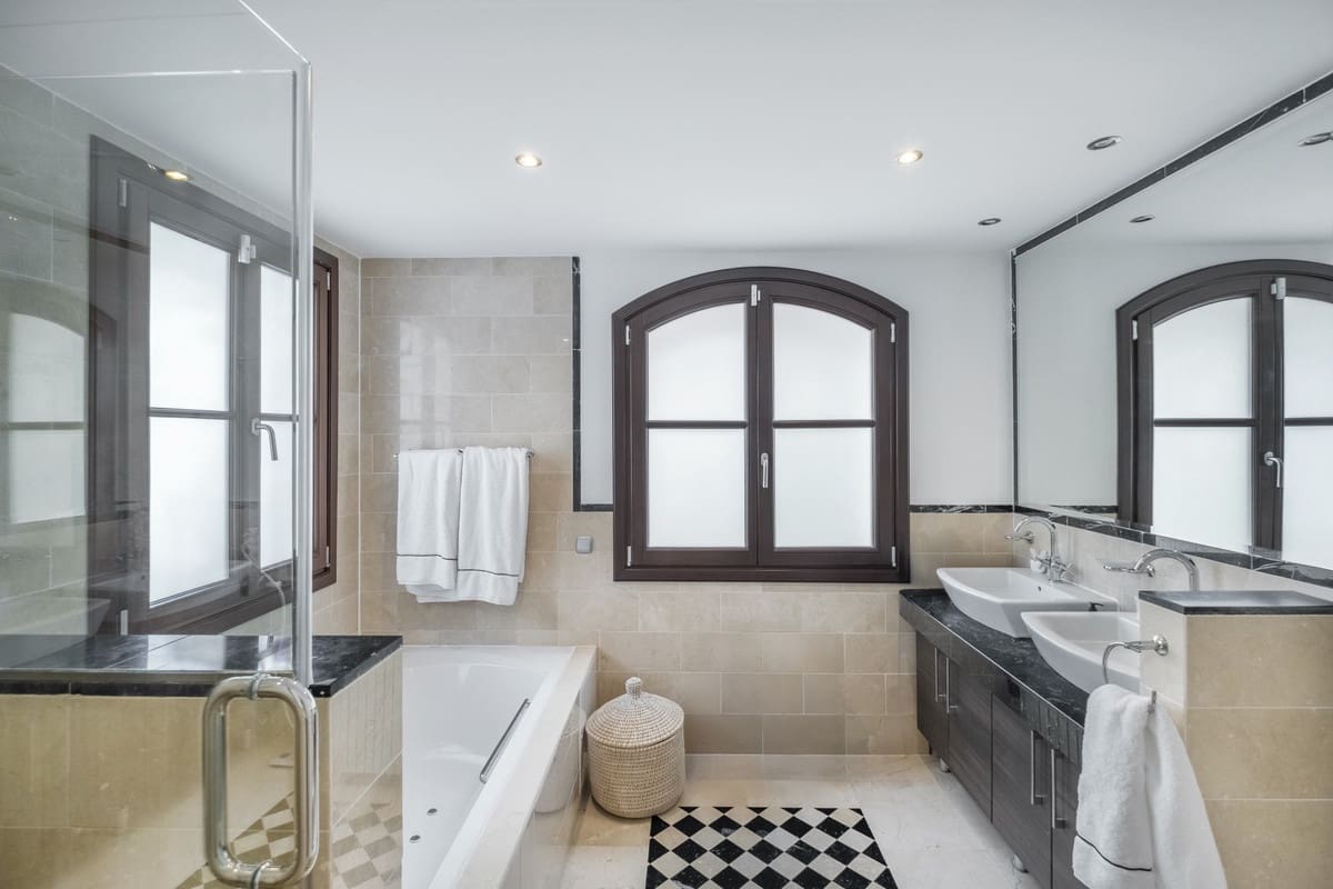 6 bedroom Villa for sale in El Madronal with pool - € 3,499,000 (Ref: 9583126)