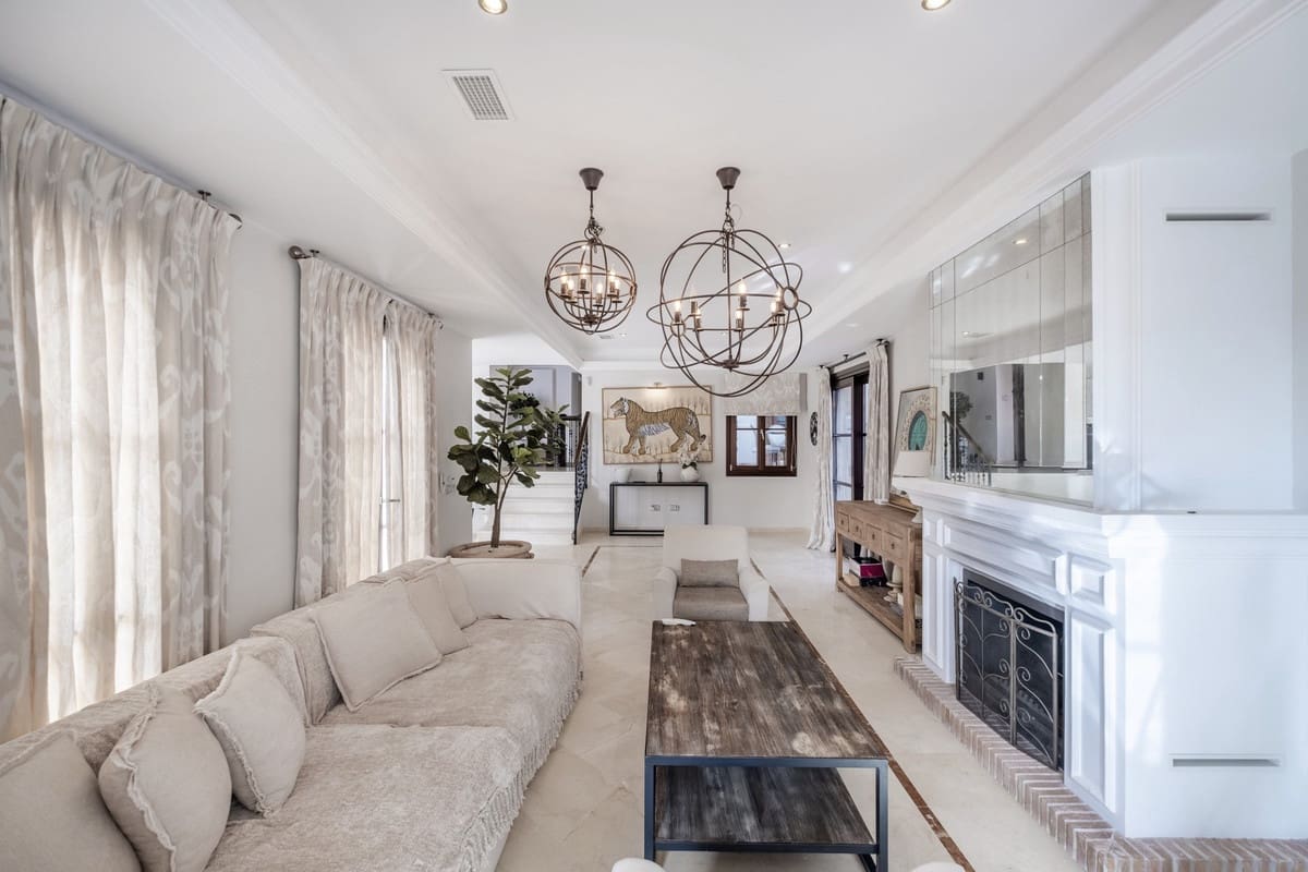 6 bedroom Villa for sale in El Madronal with pool - € 3,499,000 (Ref: 9583126)