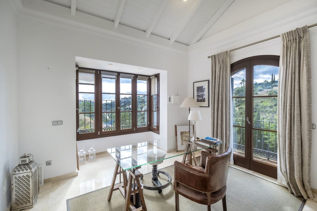 6 bedroom Villa for sale in El Madronal with pool - € 3,499,000 (Ref: 9583126)