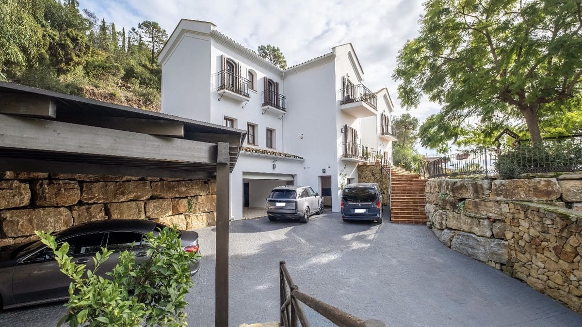 6 bedroom Villa for sale in El Madronal with pool - € 3,499,000 (Ref: 9583126)