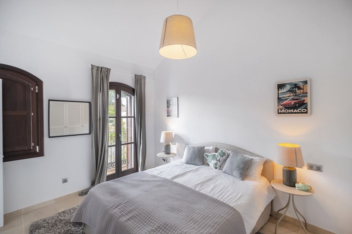 6 bedroom Villa for sale in El Madronal with pool - € 3,499,000 (Ref: 9583126)