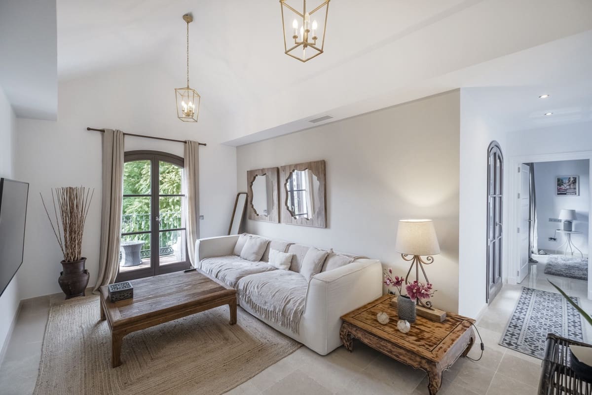 6 bedroom Villa for sale in El Madronal with pool - € 3,499,000 (Ref: 9583126)