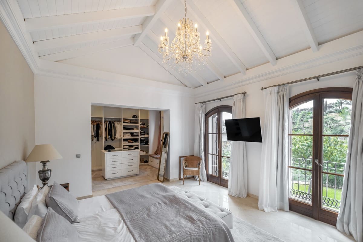 6 bedroom Villa for sale in El Madronal with pool - € 3,499,000 (Ref: 9583126)