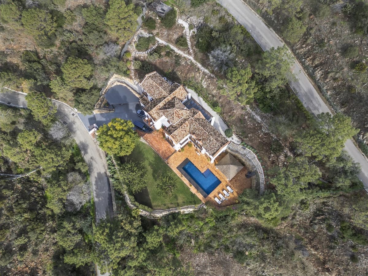 6 bedroom Villa for sale in El Madronal with pool - € 3,499,000 (Ref: 9583126)