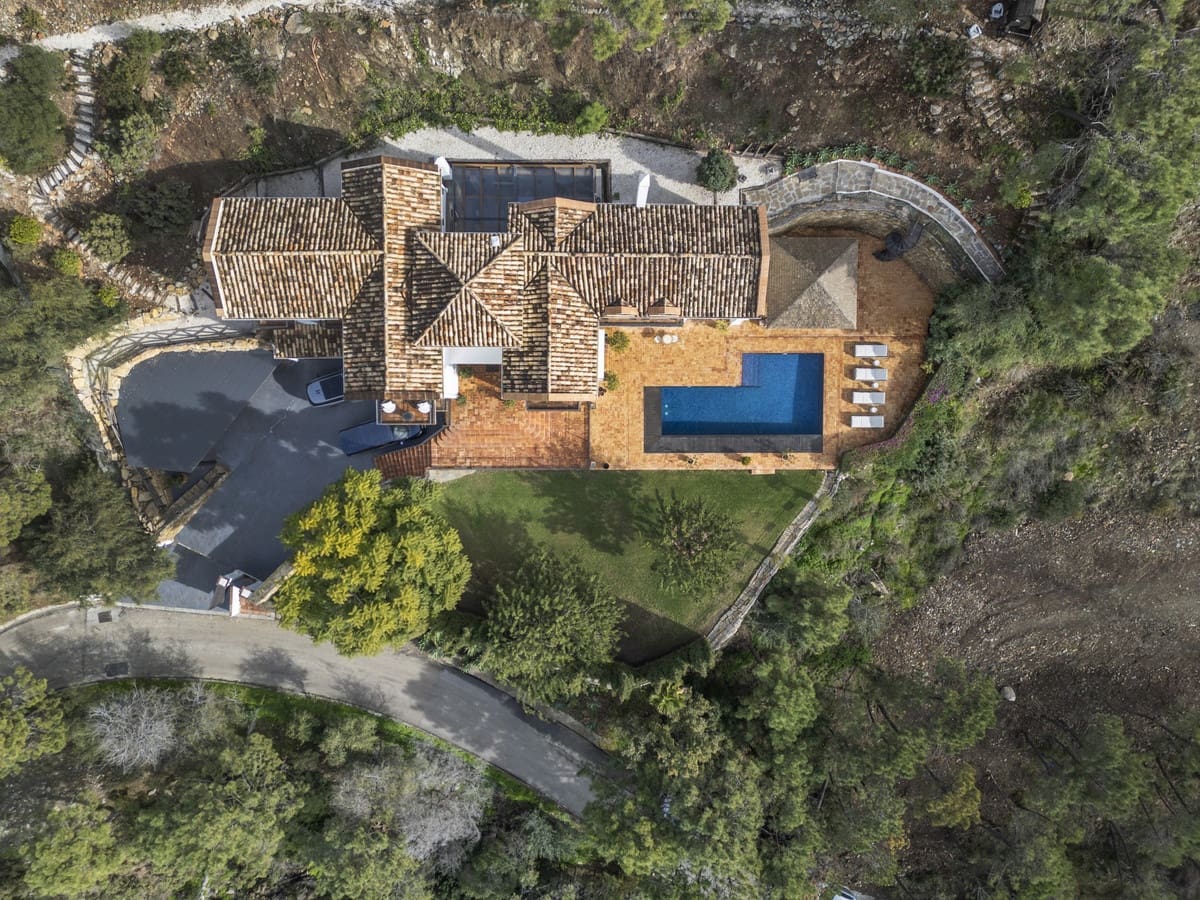 6 bedroom Villa for sale in El Madronal with pool - € 3,499,000 (Ref: 9583126)