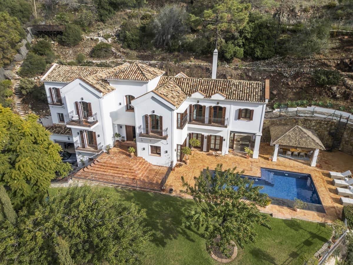 6 bedroom Villa for sale in El Madronal with pool - € 3,499,000 (Ref: 9583126)