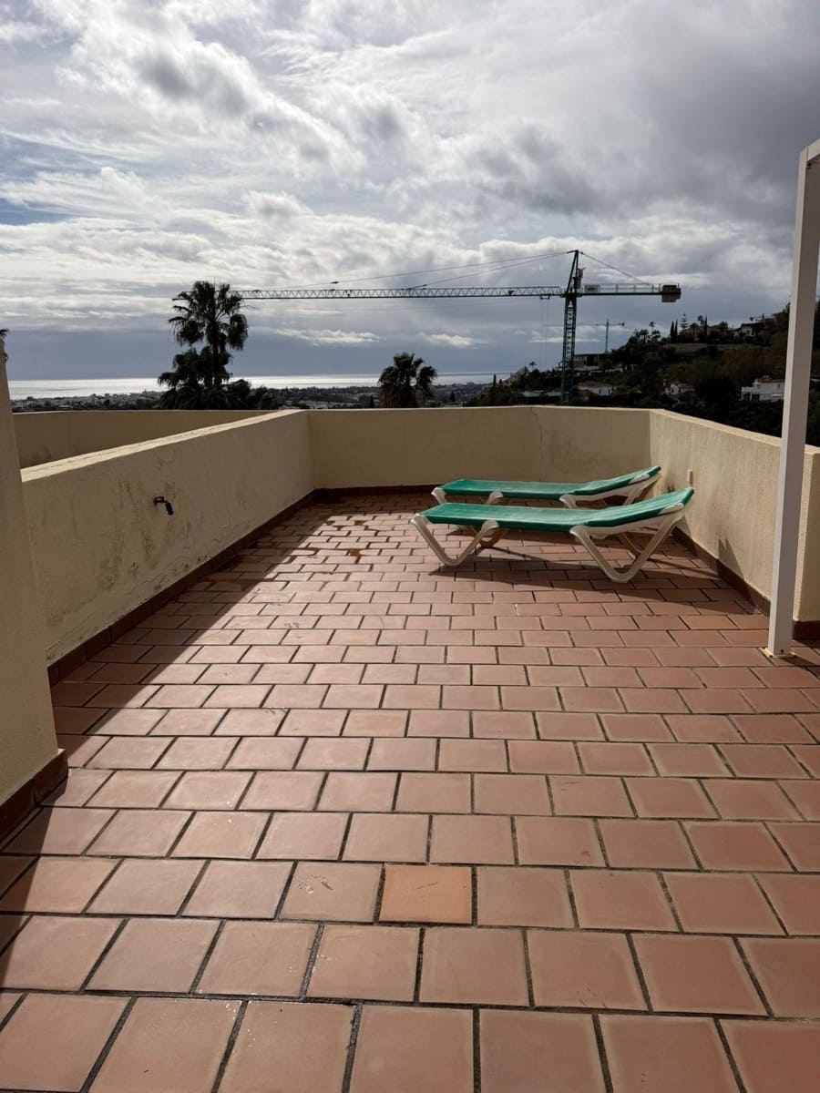 3 makuuhuone Omakotitalo myytävänä paikassa La Quinta mukana uima-altaan - 795 000 € (Ref: 9586801)