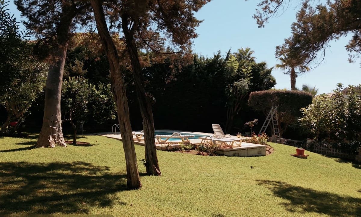 3 bedroom Villa for sale in Marbesa with pool - € 1,800,000 (Ref: 9586802)