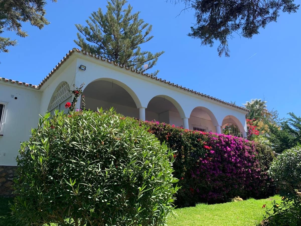 3 bedroom Villa for sale in Marbesa with pool - € 1,800,000 (Ref: 9586802)