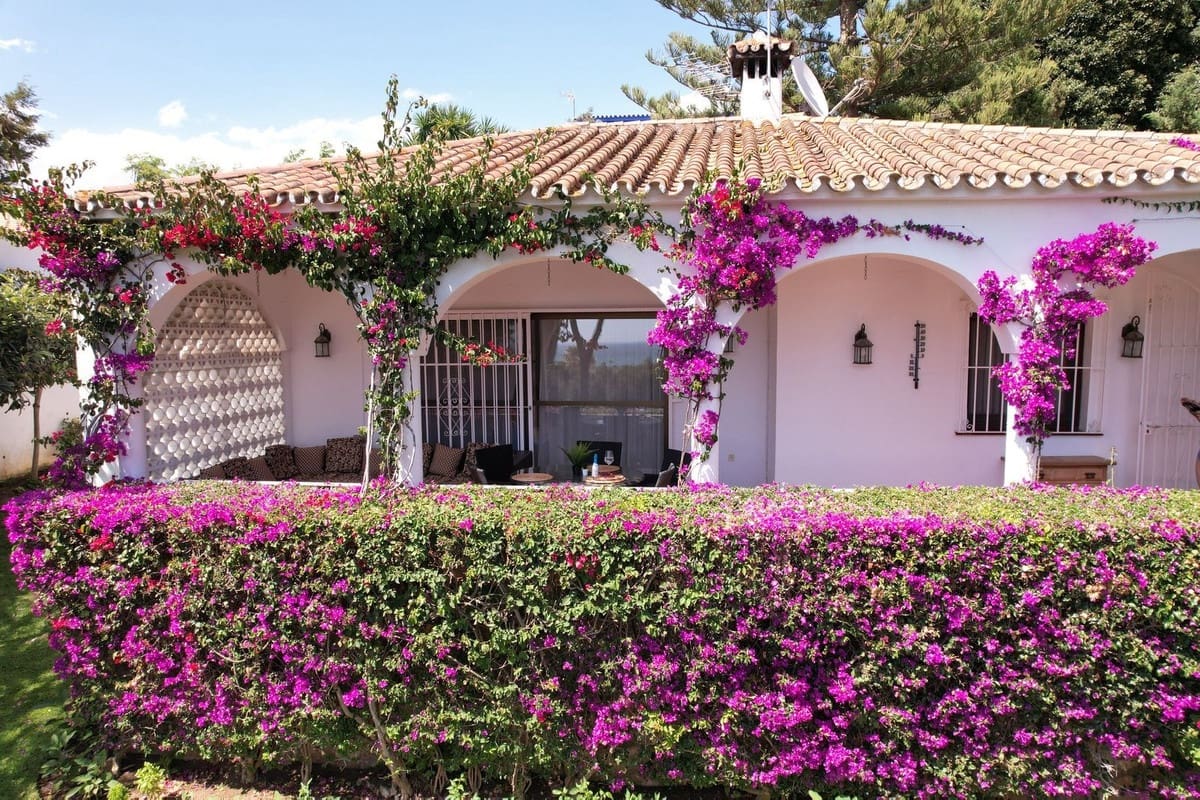 3 bedroom Villa for sale in Marbesa with pool - € 1,800,000 (Ref: 9586802)