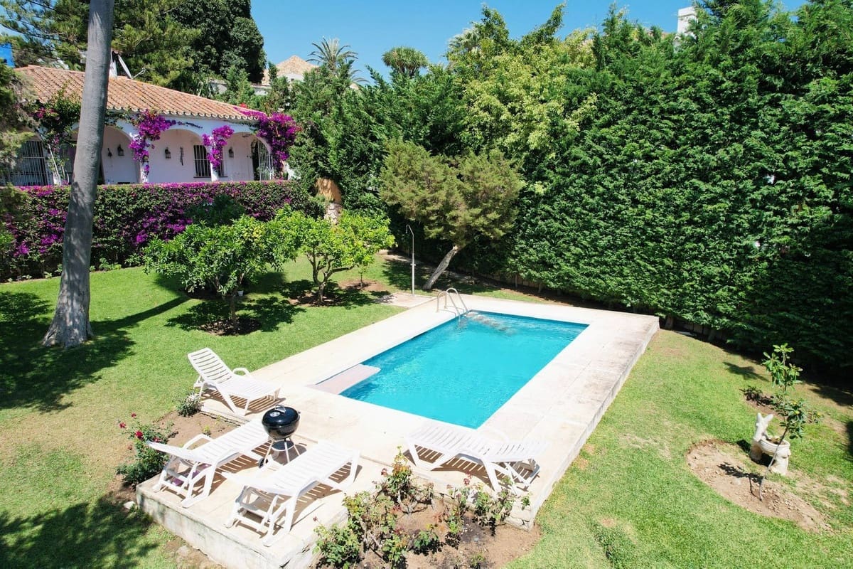 3 bedroom Villa for sale in Marbesa with pool - € 1,800,000 (Ref: 9586802)