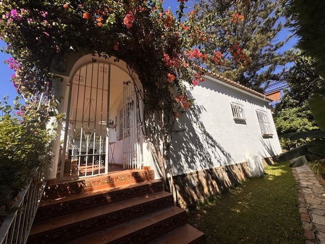 3 makuuhuone Huvila myytävänä paikassa Marbesa, Marbella mukana uima-altaan - 1 800 000 € (Ref: 9586802)