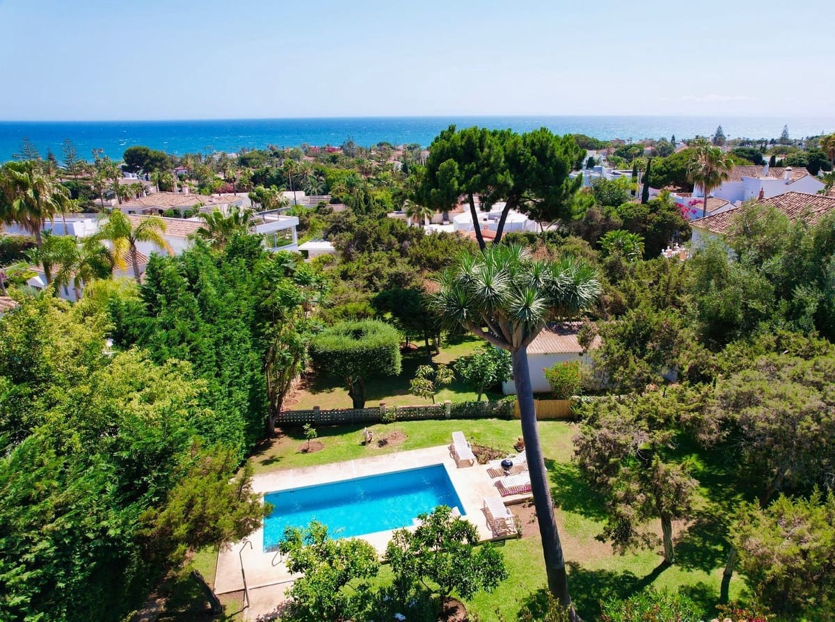 3 bedroom Villa for sale in Marbesa with pool - € 1,800,000 (Ref: 9586802)