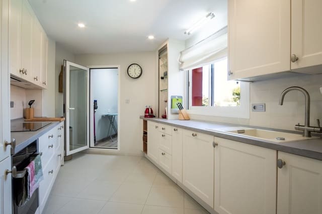 2 slaapkamer Appartement te koop in Elviria, Marbella met zwembad - € 890.000 (Ref: 9586803)