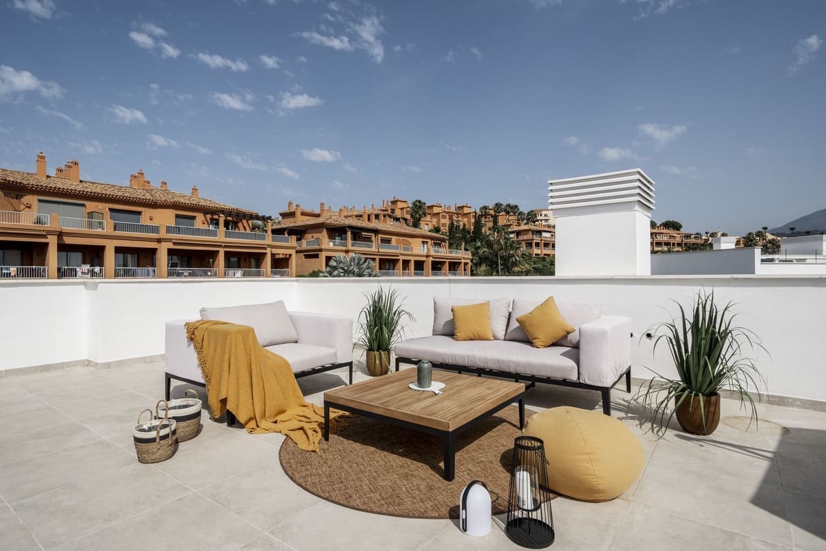 3 bedroom Penthouse for sale in Estepona with pool - € 895,000 (Ref: 9596466)