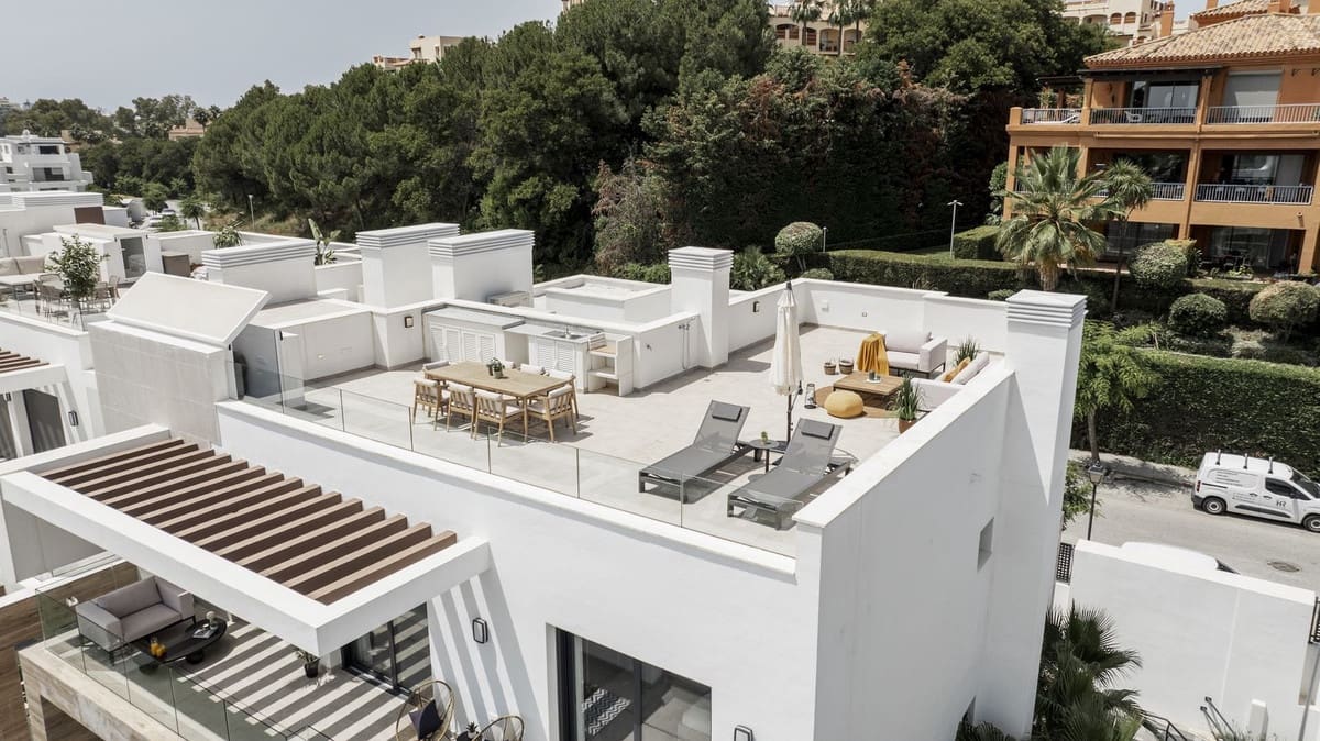 3 bedroom Penthouse for sale in Estepona with pool - € 895,000 (Ref: 9596466)