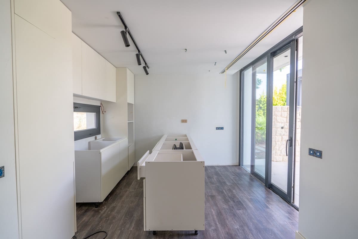 3 makuuhuone Huvila myytävänä paikassa Estepona mukana uima-altaan - 950 000 € (Ref: 9596467)