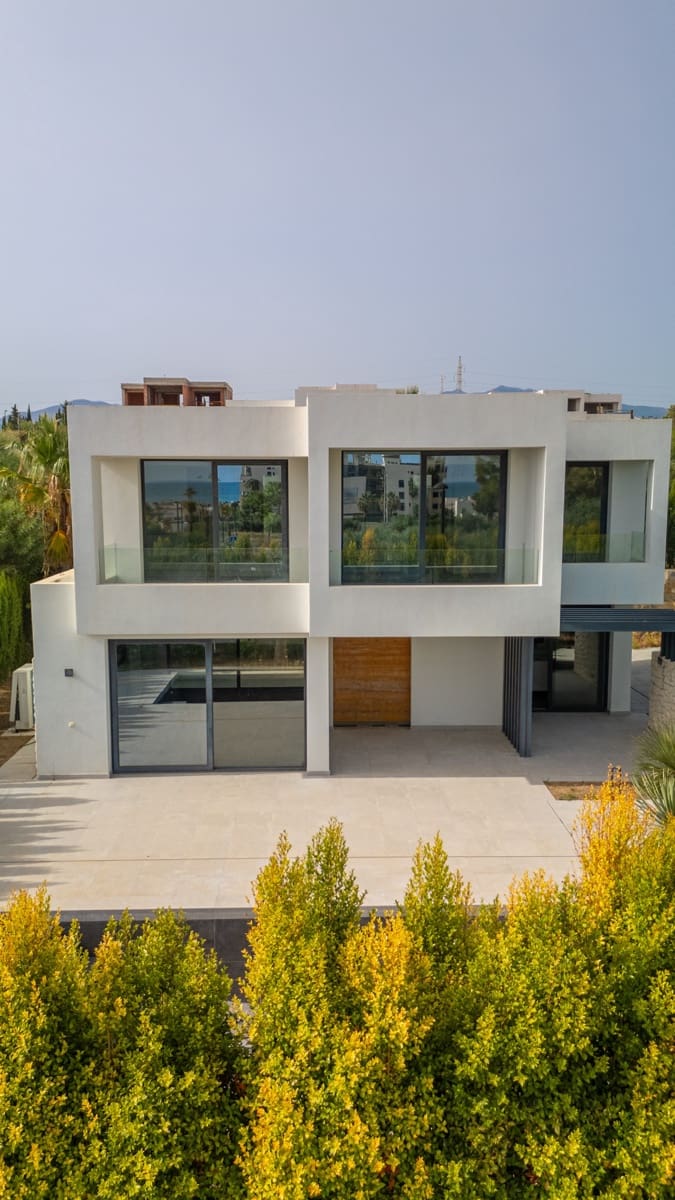 3 makuuhuone Huvila myytävänä paikassa Estepona mukana uima-altaan - 950 000 € (Ref: 9596467)