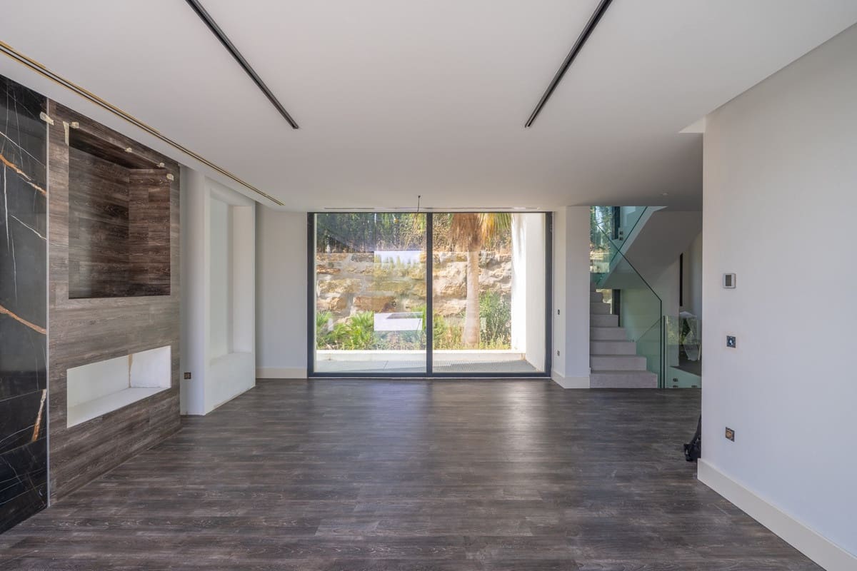 3 makuuhuone Huvila myytävänä paikassa Estepona mukana uima-altaan - 950 000 € (Ref: 9596467)