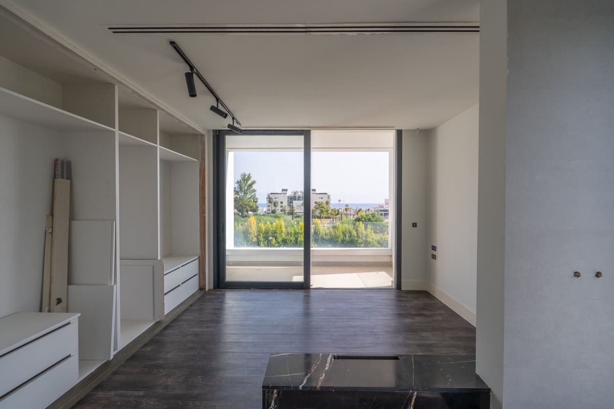 3 makuuhuone Huvila myytävänä paikassa Estepona mukana uima-altaan - 950 000 € (Ref: 9596467)