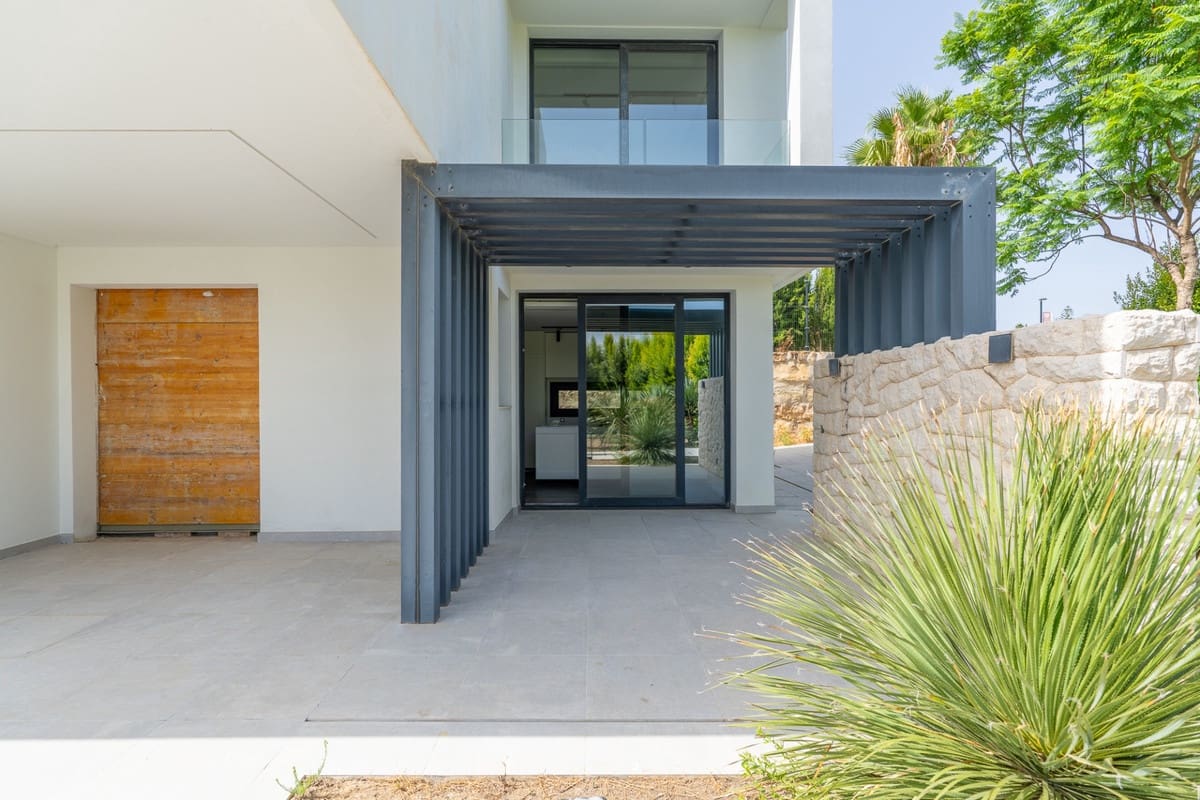 3 makuuhuone Huvila myytävänä paikassa Estepona mukana uima-altaan - 950 000 € (Ref: 9596467)